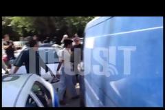 Ήθελαν να τον λιντσάρουν - Θάνατος! Θάνατος! φώναζαν συγκεντρωμένοι στα δικαστήρια στον δολοφόνο του ζευγαριού στο Aλιβέρι