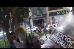 Mε το σύνθημα κανένα σπίτι σε χέρια τραπεζίτη έπεσε ξύλο έξω από το ειρηνοδικείο Ηρακλείου [video]