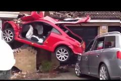 20χρονος κάρφωσε ένα Audi TT σε μονοκατοικία - Νύχτα τρόμου για τους ενοίκους του σπιτιού [photos/video]