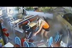 Μίνι Βαν συγκρούεται σε εστιατόριο [video]
