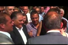 Πολιτική Με χειροκροτήματα υποδέχθηκαν τον Καραμανλή