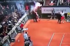 2 VIDEO - Εισβολέας με καπνογόνο στον τελικό του Ρολάν Γκαρός!