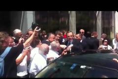 ΑΠΙΣΤΕΥΤΟ ΒΙΝΤΕΟ: Ζητούσαν αυτόγραφα από Σαμαρά και Καραμανλή...