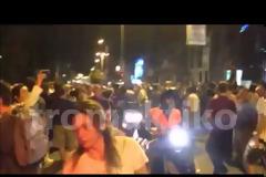 Χιλιάδες κόσμος συγκεντρωμένος έξω από την ΕΡΤ [photo+video]