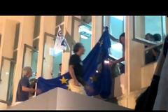 Έκαψαν τη σημαία της Ευρώπης στην ΕΡΤ [Video]
