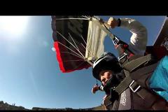 Έκλεισε τα 102 και το γιόρτασε με base jump [Video]