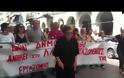 Πάτρα: H ηλικιωμένη που συγκλόνισε τους διαδηλωτές στην πορεία για την ΕΡΤ