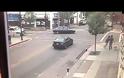 VIDEO: Σώζονται στο παρά πέντε από τρελό ΙΧ