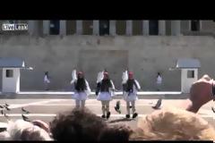 Tο βίντεο με την πτώση του τσολιά στο Σύνταγμα που κάνει το γύρο του κόσμου