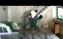 ΣΟΚΑΡΙΣΤΙΚΟ VIDEO: Ο ληστής τη χτυπούσε, αλλά δε φώναζε για να μην τρομάξει την κόρη της!