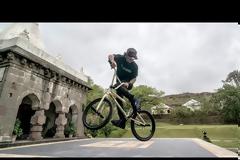 Απίθανα κόλπα με bmx στην Ινδία! [Video]