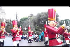 Πτώση στην παρέλαση της Disneyland [Video]