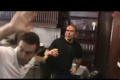 Yπαξιωματικός του Ναυτικού και μέλος της Χρυσής Αυγής είναι ο ακροδεξιός τον οποίο έσωσαν οι μετανάστες στο Mοναστηράκι