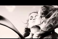 Η Cindy Crawford στα 46 της είναι ακαταμάχητη! [video]