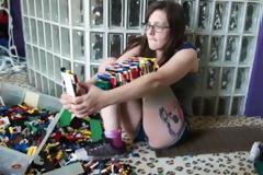 Bίντεο: Έφτιαξε το τεχνητό της πόδι από Lego
