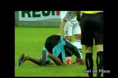 Οπαδός φιλάει τα παπούτσια του Fred! [Video]