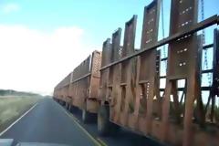 VIDEO: Αυτό είναι το πιο μακρύ φορτηγό που έχετε δει ποτέ