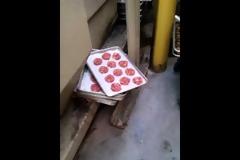 Aυτό το βίντεο από τα «άδυτα» εταιρείας catering θα σας «γυρίσει» το στομάχι...