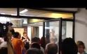 ΤΩΡΑ: Στιγμές έντασης και συνθήματα κατά του αντιπρύτανη Γ. Παντή στην Πρυτανεία του ΑΠΘ [video]