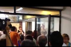 ΤΩΡΑ: Στιγμές έντασης και συνθήματα κατά του αντιπρύτανη Γ. Παντή στην Πρυτανεία του ΑΠΘ [video]