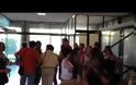 ΤΩΡΑ: Στιγμές έντασης και συνθήματα κατά του αντιπρύτανη Γ. Παντή στην Πρυτανεία του ΑΠΘ [video]