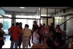 ΤΩΡΑ: Στιγμές έντασης και συνθήματα κατά του αντιπρύτανη Γ. Παντή στην Πρυτανεία του ΑΠΘ [video]