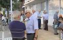 Λαμία: Άνθρωποι ηλικιωμένοι συγκεντρώνονται και διαμαρτύρονται