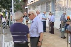 Λαμία: Άνθρωποι ηλικιωμένοι συγκεντρώνονται και διαμαρτύρονται