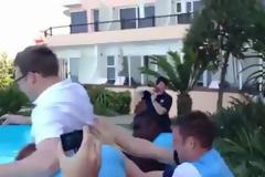 Τα κέφια έφεραν και την βουτιά [Video]