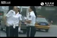 Απίστευτο! Γυναίκες αστυνομικοί πλακώθηκαν στις μπουνιές εν ώρα υπηρεσίας [video]