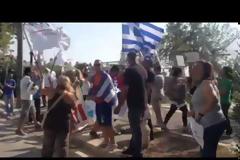 ΤΩΡΑ: Δεν φοβόμαστε κουφάλες Γερμανοί φωνάζουν μέλη των ΑΝ.ΕΛ. έξω από το Γερμανικό Προξενείο της Θεσσαλονίκης