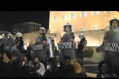 Δείτε αποκαλυπτικό ρεπορτάζ με 5 βίντεο από τη συγκέντρωση στο Σύνταγμα