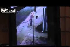 Συγκλονιστικό ΒΙΝΤΕΟ: 76χρονος σκοτώνει τον 13χρονο γείτονά του