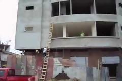 Ο οικοδόμος «Ταρζάν» [Video]