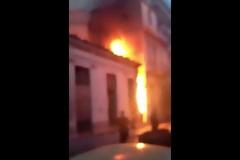 ΣΟΚ στο κέντρο της Αθήνας χθες βράδυ: 60χρονος αυτοπυρπολήθηκε μπροστά στη κάμερα [video+photos]
