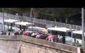 Στην Μόσχα αναμένουν μέσα στην βροχή για ώρες για τον Σταυρό του Αγίου Ανδρέου [Video]