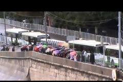 Στην Μόσχα αναμένουν μέσα στην βροχή για ώρες για τον Σταυρό του Αγίου Ανδρέου [Video]