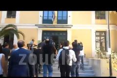 Tο βίντεο που δείχνει τον Βίκτωρα Ρέστη να οδηγείται στον εισαγγελέα