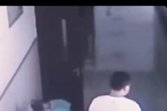 Βίντεο που προκαλεί Σοκ: Δάσκαλος χτυπά μαθήτρια μέσα στην τάξη
