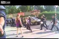 ΒΙΝΤΕΟ-Βιέννη: Τάκλιν αστυνομικού σε διαδηλώτρια
