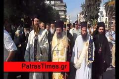 Πάτρα: Επέστρεψε στο σπίτι του ο Σταυρός του Πολιούχου Αποστόλου Ανδρέα - Συγκινητική υποδοχή από πιστούς [Photo & Video]