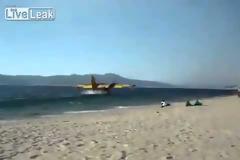 Απίστευτο βίντεο κάνει τον γύρο του κόσμου - Καναντέρ κάνει ανεφοδιασμό πάνω από παραλία κυριολεκτικά