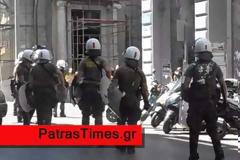 Πάτρα-τώρα: Συγκέντρωση συμπαράστασης στους «πέντε» στα δικαστήρια - Αντεγκλήσεις με τα ΜΑΤ