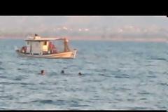 Στυλίδα: Ψαράδες ρίχνουν δίχτυα δίπλα στα κεφάλια των λουομένων