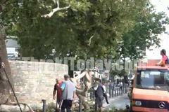 Ξάνθη: Οι ισχυροί άνεμοι έριξαν τον πλάτανο της Κεντρικής Πλατείας [video]