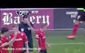 2 Βίντεο: Μπουγέλωσε το διαιτητή!