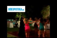 Ιερέας χορεύει «Δε σου κάνω τον Άγιο» [Video]