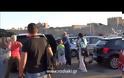 Aφωνοι τουρίστες παρακολουθούν τον Καραμανλή να φθάνει oικογενεικώς στη Ρόδο με καπελάκι και αθλητικά παπούτσια