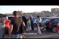 Aφωνοι τουρίστες παρακολουθούν τον Καραμανλή να φθάνει oικογενεικώς στη Ρόδο με καπελάκι και αθλητικά παπούτσια