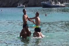 Στο νησί των Ανέμων οι Dsquared... παραδίδουν μαθήματα κοκορομαχίας!